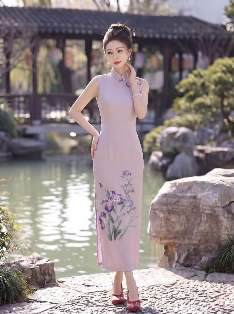 Evelyn Butterfly & Iris Embroidery midi Cheongsam