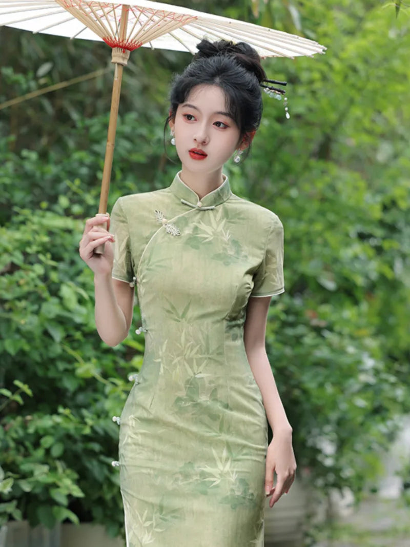 Fresh green Chinese dress qipao long cheongsam with slim-fit vintage style and elegant daily wear for young women