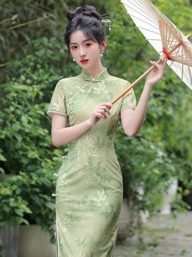 Fresh green Chinese dress qipao long cheongsam with slim-fit vintage style and elegant daily wear for young women