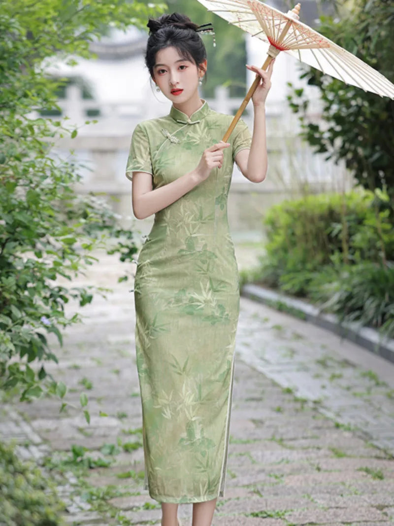 Fresh green Chinese dress qipao long cheongsam with slim-fit vintage style and elegant daily wear for young women