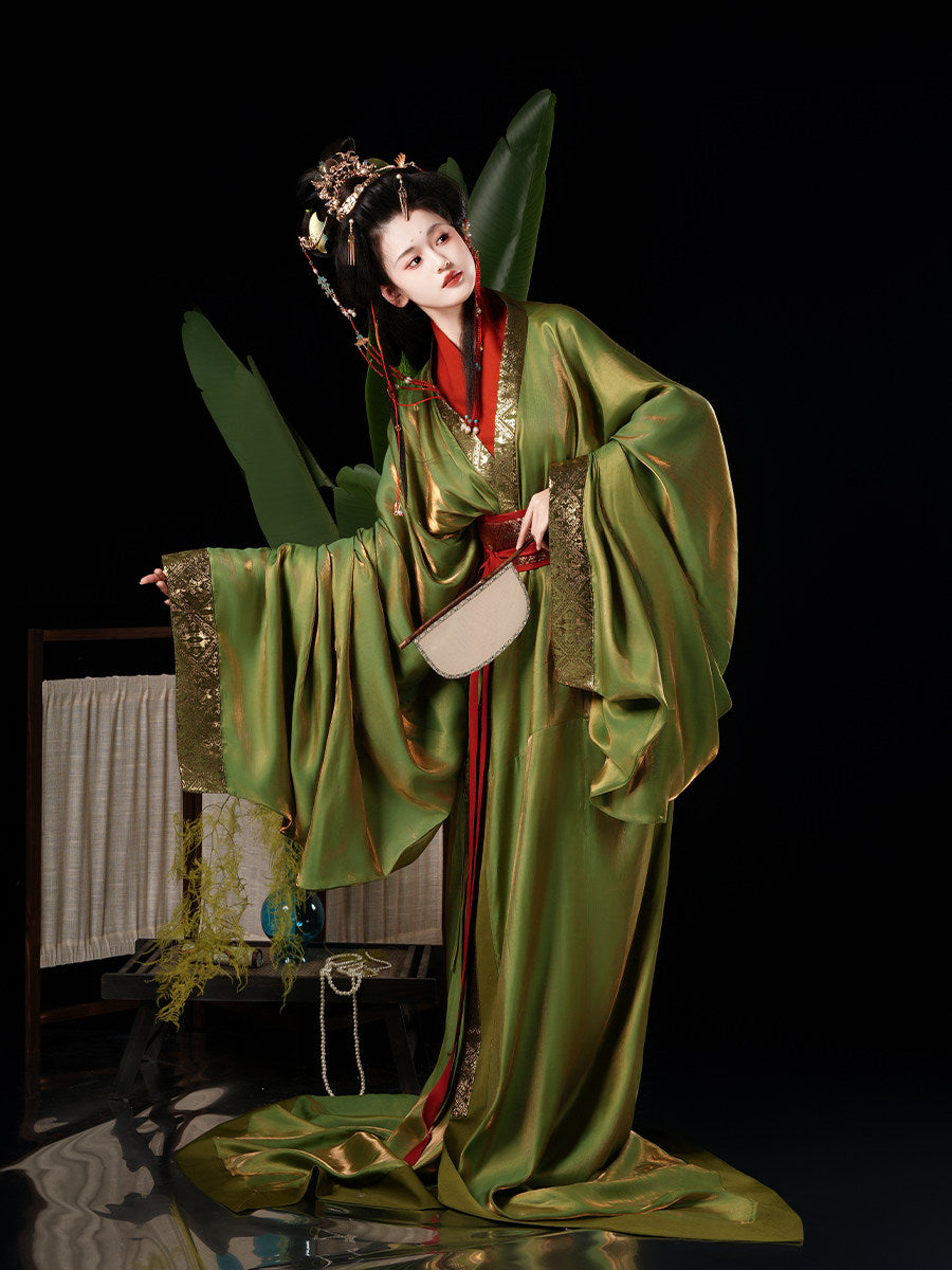 Green Warring States chinese traditional dress hanfu with cross-collar straight robe and wide sleeves；