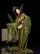 Green Warring States chinese traditional dress hanfu with cross-collar straight robe and wide sleeves；