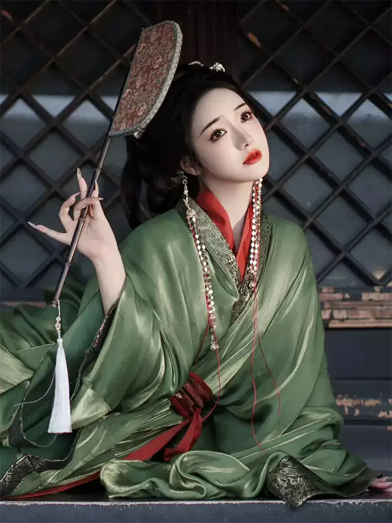 Green Warring States chinese traditional dress hanfu with cross-collar straight robe and wide sleeves, 2025 style