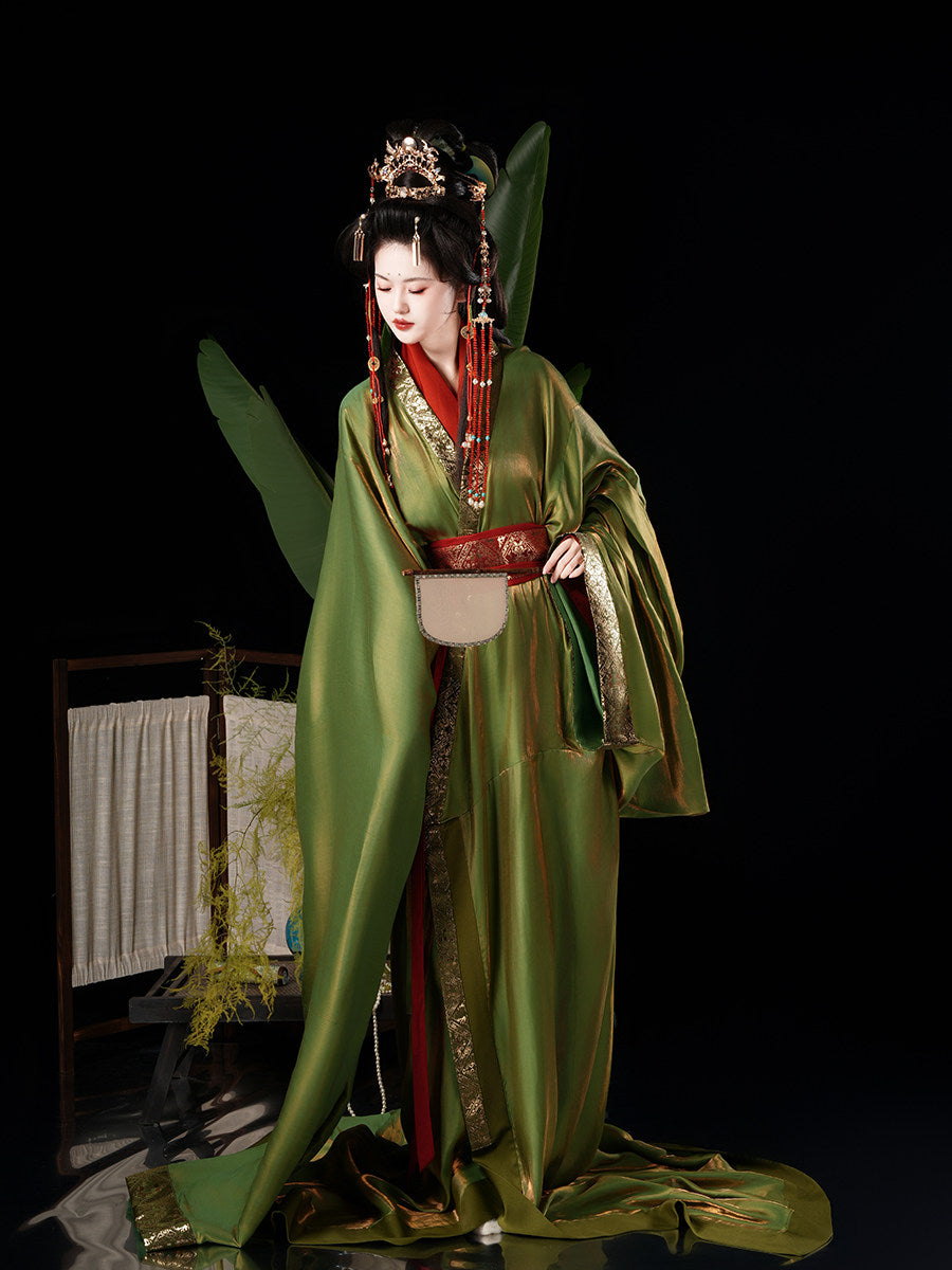 
Green Warring States chinese traditional dress hanfu with cross-collar straight robe and wide sleeves；