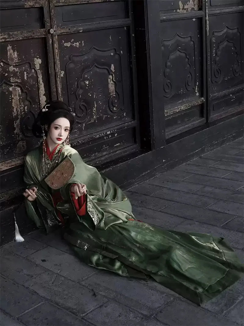 Green Warring States chinese traditional dress hanfu with cross-collar straight robe and wide sleeves, 2025 style
