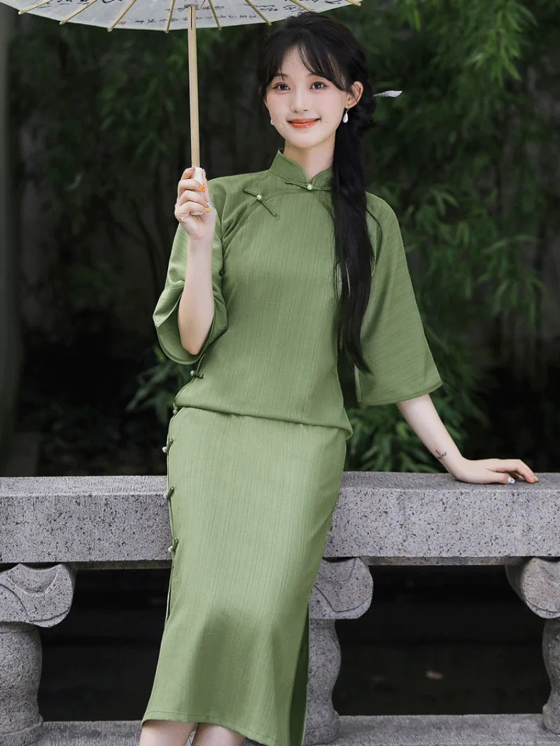 Elegant green qipao dress with full front opening and floor-length vintage Chinese design