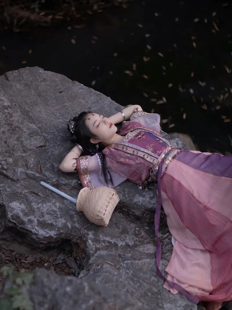 Hanfu clothing female Song Dynasty cosplay set with flowing sleeves and delicate embroidery.