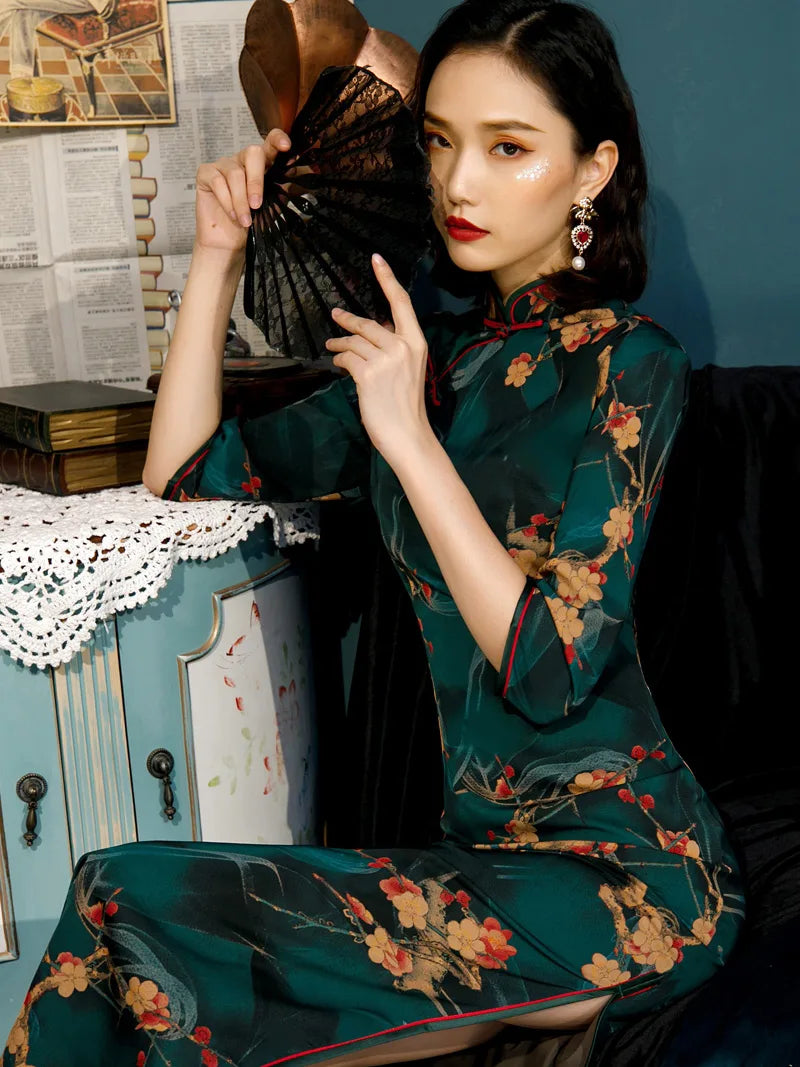 Elegant qipao cheongsam for young women in vintage Shanghai style, long traditional Chinese dress with graceful charm