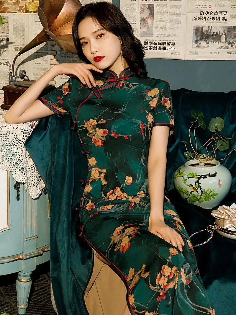 Elegant qipao cheongsam for young women in vintage Shanghai style, long traditional Chinese dress with graceful charm