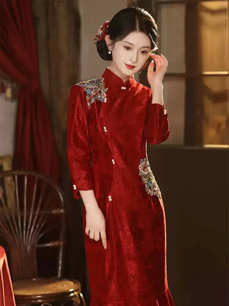 Red embroidered Qipao dress wedding gown, elegant Chinese cheongsam with fishtail design for brides in engagement or banquet,  new style
