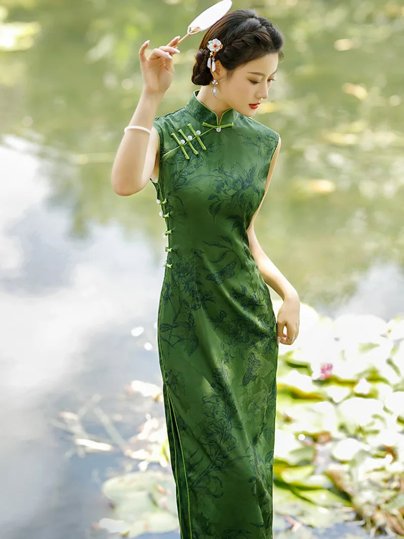 Sleeveless qipao green elegant vintage Chinese dress with high-end spring design and modern refined charm