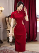Red embroidered Qipao wedding gown 2025 for brides and mothers, elegant Chinese banquet dress.