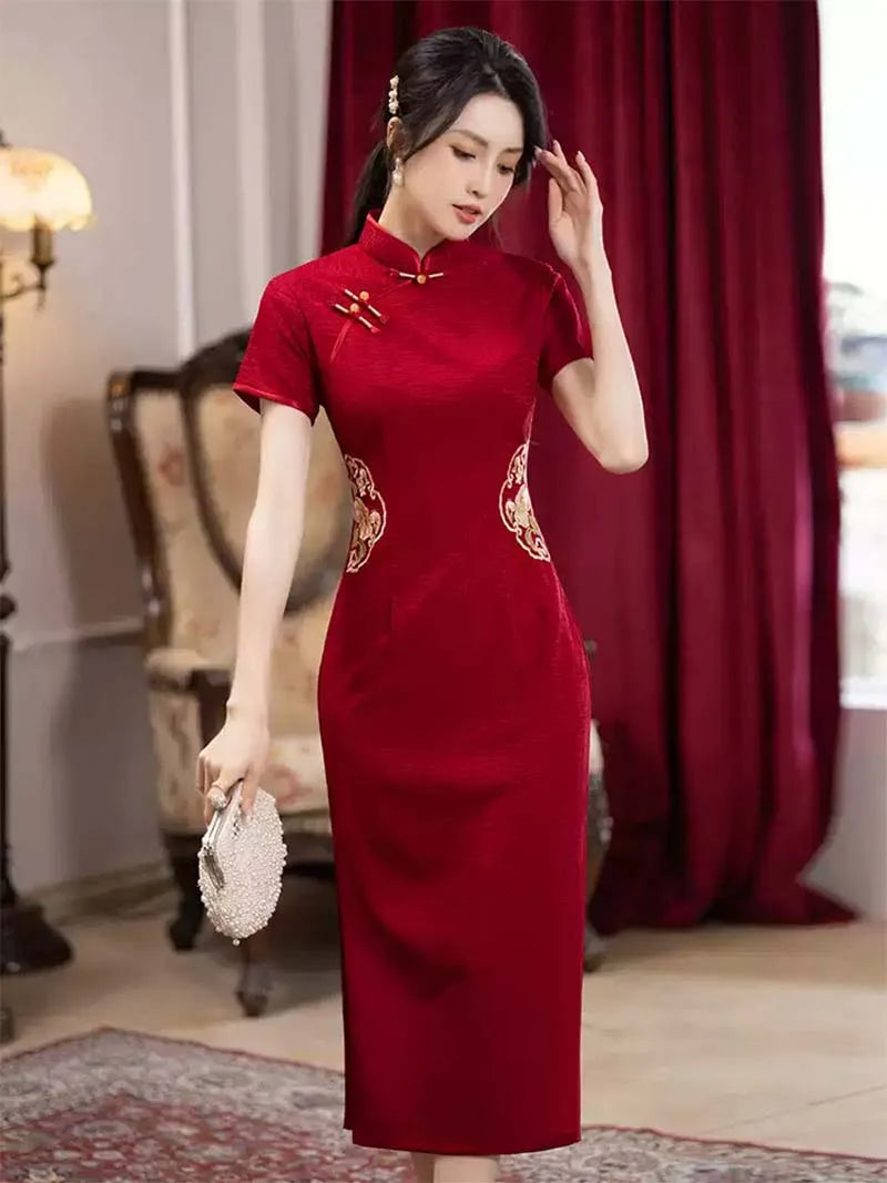 Red embroidered Qipao wedding gown 2025 for brides and mothers, elegant Chinese banquet dress.