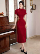 Red embroidered Qipao wedding gown 2025 for brides and mothers, elegant Chinese banquet dress.