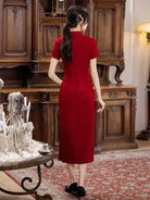 Red embroidered Qipao wedding gown 2025 for brides and mothers, elegant Chinese banquet dress.