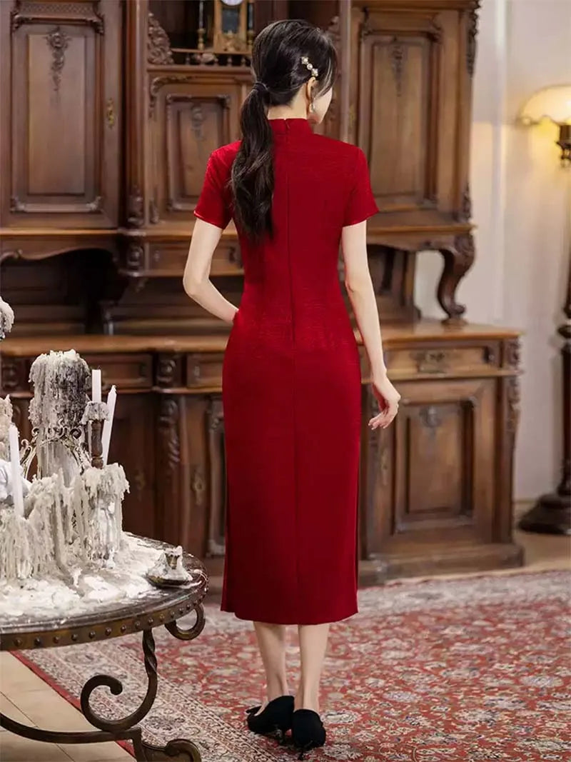 Red embroidered Qipao wedding gown 2025 for brides and mothers, elegant Chinese banquet dress.