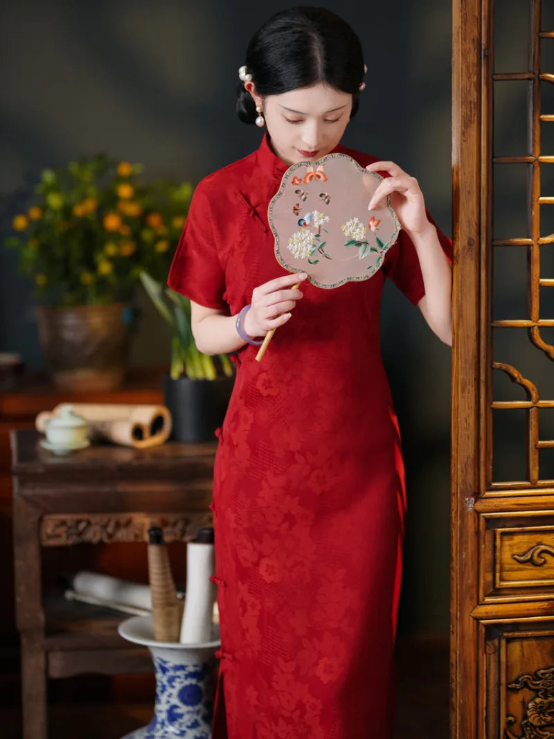 Red cheongsam one-piece traditional Chinese dress with full open-front design and youthful vintage Republic style for daily wear