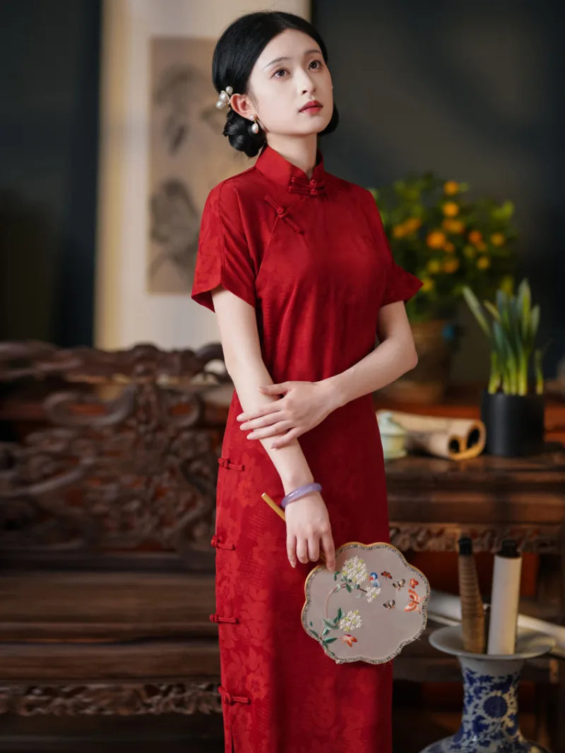 Red cheongsam one-piece traditional Chinese dress with full open-front design and youthful vintage Republic style for daily wear