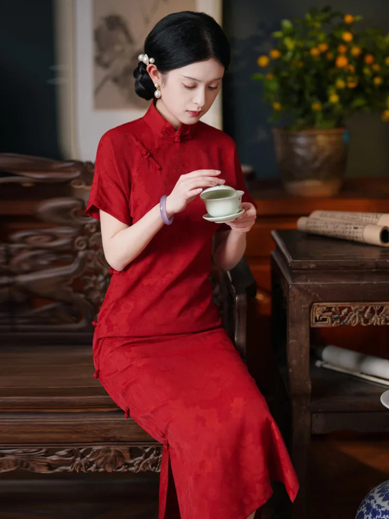 Red cheongsam one-piece traditional Chinese dress with full open-front design and youthful vintage Republic style for daily wear