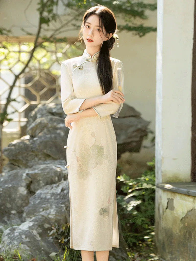 Traditional qipao long-sleeve cheongsam dress for women with elegant vintage slim design perfect for daily wear in autumn and spring